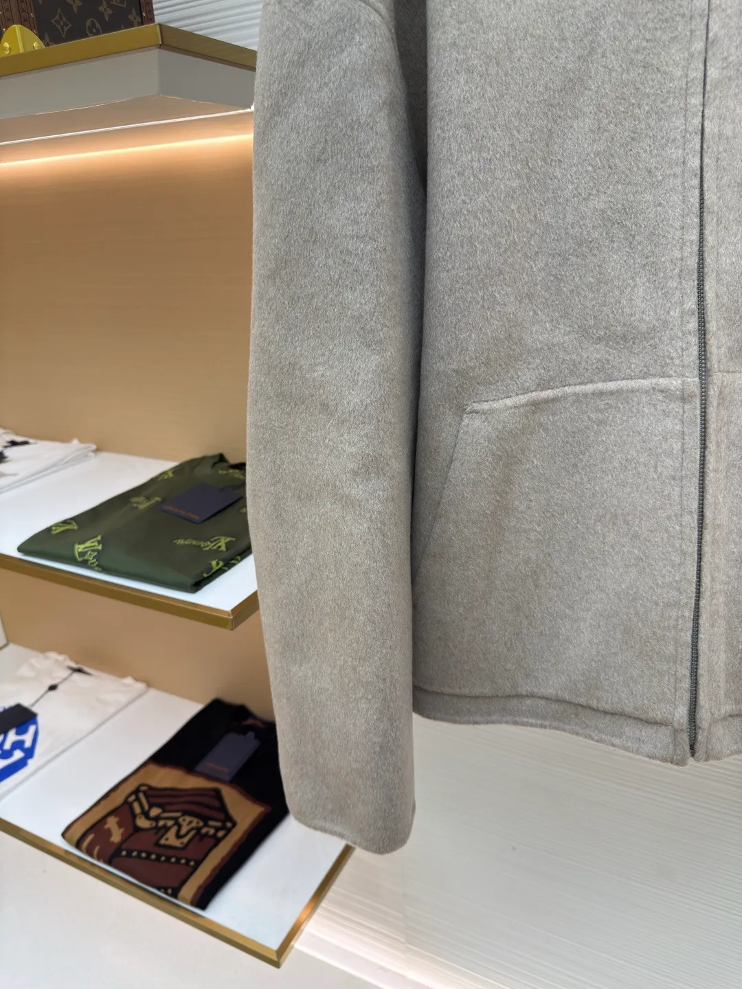 Acne Studios Nordic minimalist style double-sided cashmere jacket ●Authentic product: purchased and developed for 7999 ●Item number: 1680681-C85 ●Material: cashmere fabric ●Technology: solid color distressed production ●Version: fitted version ●Weight: about 1070 grams ●Size: S-M-L ●Description: ACNE Nordic minimalist style double-sided cashmere jacket Original version purchased for 11000 Fabric dyed for 35 days Consistent with YB, different from the market version, the fabric is 90% sheep wool and 10% cashmere. The quality inspection report is acceptable. The zipper uses the original authentic zipper with TALON base. The real antique silver craftsmanship is different from the solid color distressed on the market. It uses Ice Pa lining and customizes the YB consistent collar label. The workmanship details are excellent. The overall wiring is straight and delicate, the fabric is comfortable and soft, and the color is consistent without color difference. It can be matched with the same style to create a fashionable look and control various occasions. Customized accessories, complete with three standards, same style for men and women!